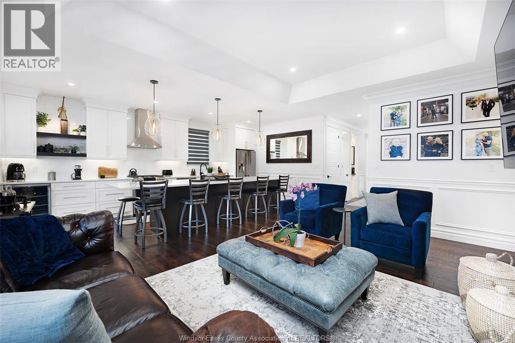 450 Brunmar Crescent, Lakeshore, ON - Indoor Photo Showing Living Room