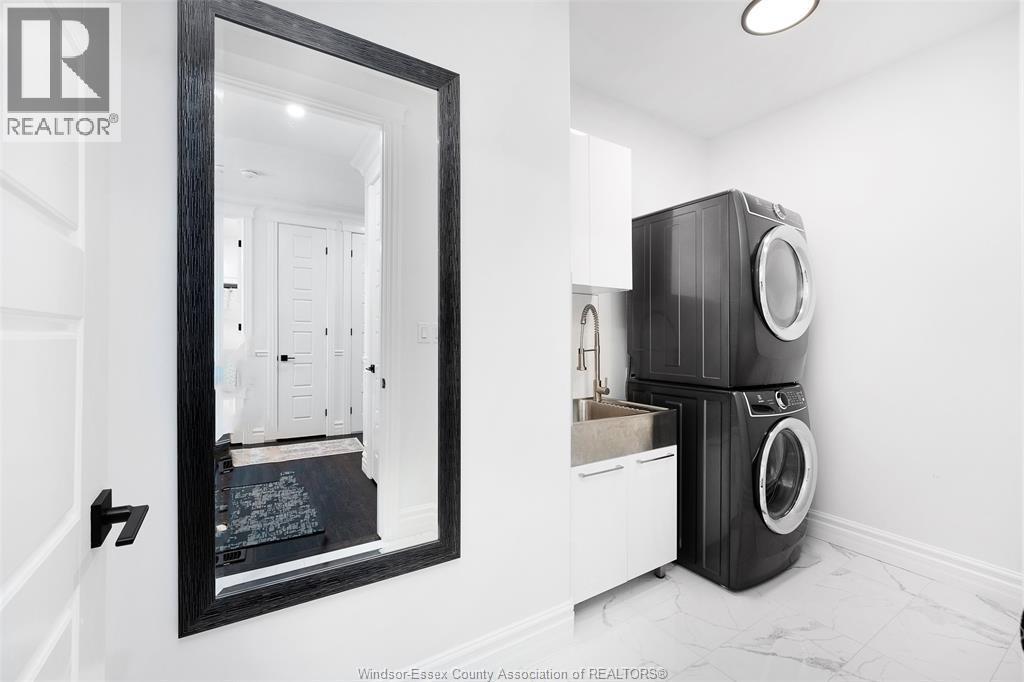 450 Brunmar Crescent, Lakeshore, ON - Indoor Photo Showing Laundry Room