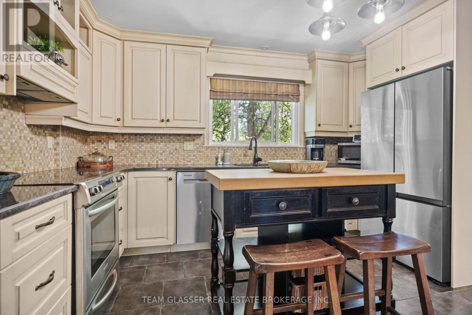 Kitchen - 20 Parkview Drive, St. Thomas, ON - Indoor Photo Showing Kitchen With Upgraded Kitchen