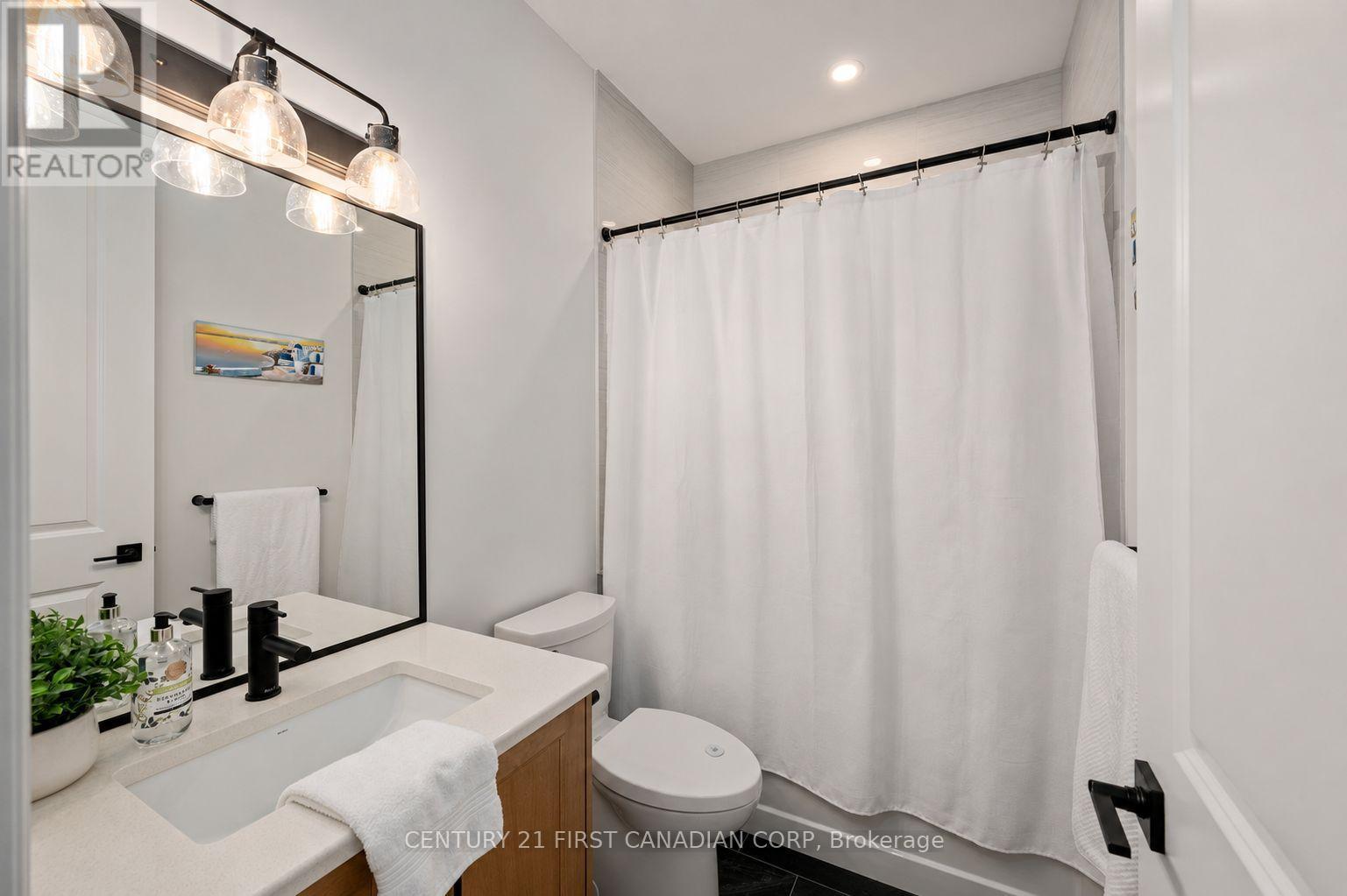 4 piece Bathroom - 126 Aspen Circle, Thames Centre, ON - Indoor Photo Showing Bathroom