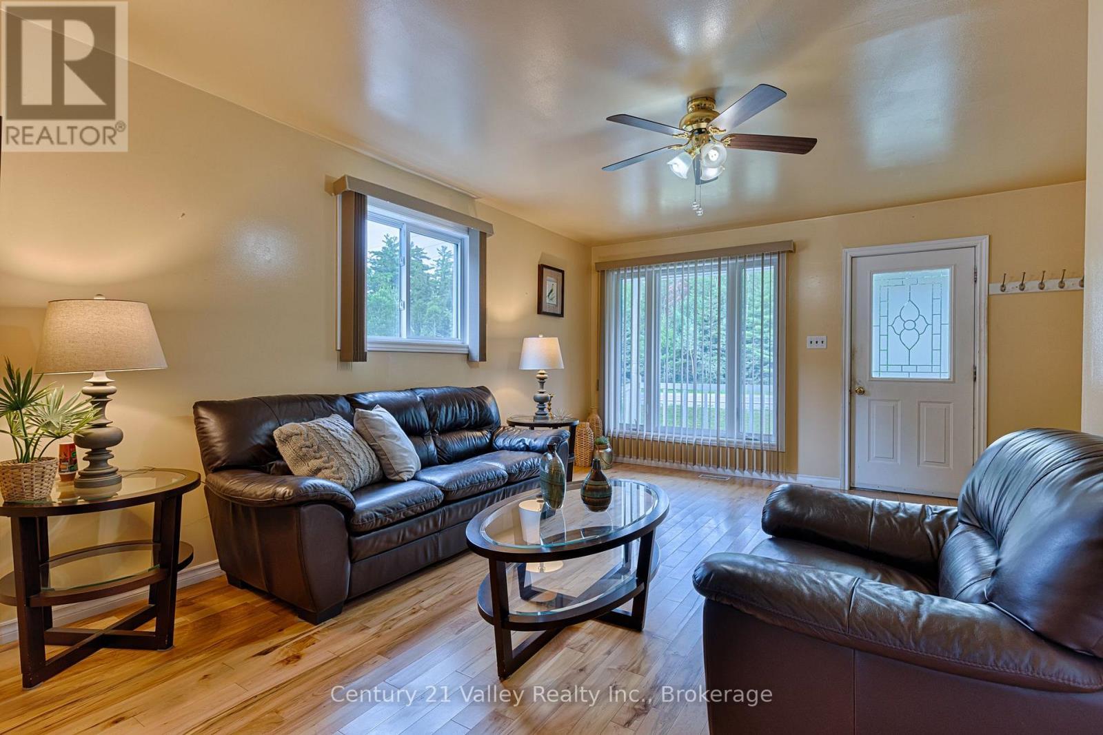 33949 41 Highway, Bonnechere Valley, ON - Indoor Photo Showing Living Room