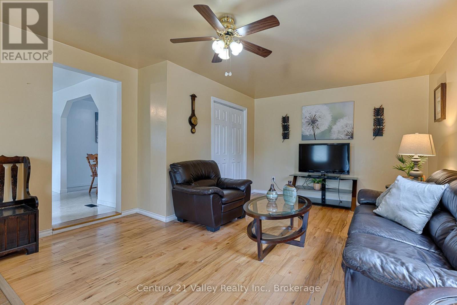 33949 41 Highway, Bonnechere Valley, ON - Indoor Photo Showing Living Room