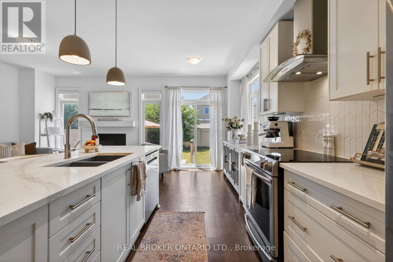 91 Chevron Place, Ottawa, ON - Indoor Photo Showing Kitchen With Double Sink With Upgraded Kitchen