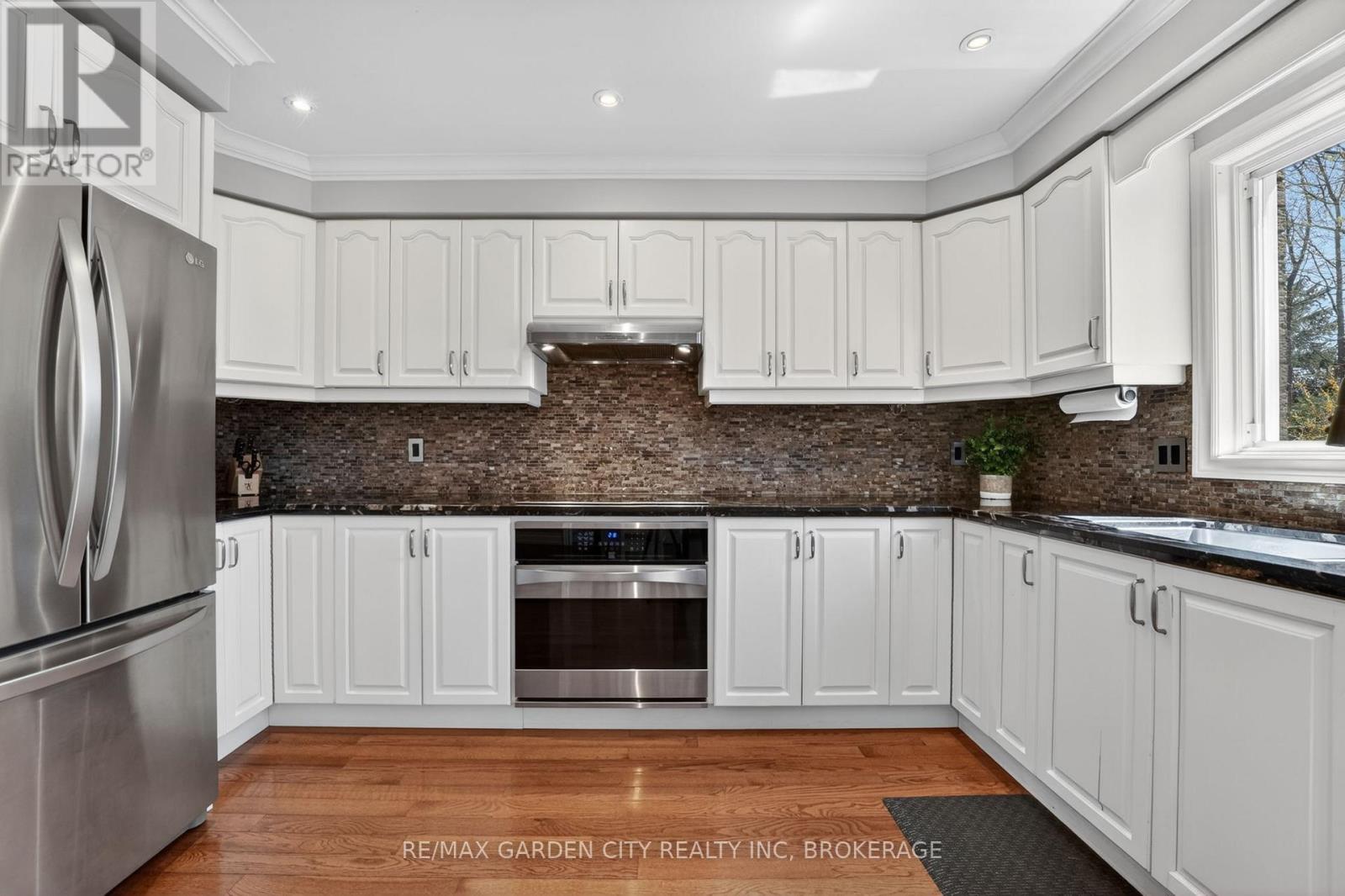 734 Brigadoon Drive, Hamilton (Gourley), ON - Indoor Photo Showing Kitchen With Upgraded Kitchen