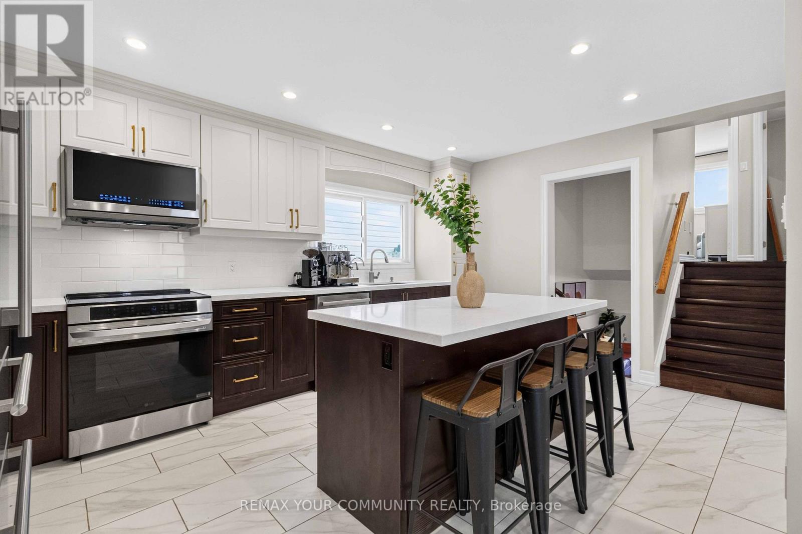 1038 Grandlea Court, Oshawa, ON - Indoor Photo Showing Kitchen With Upgraded Kitchen