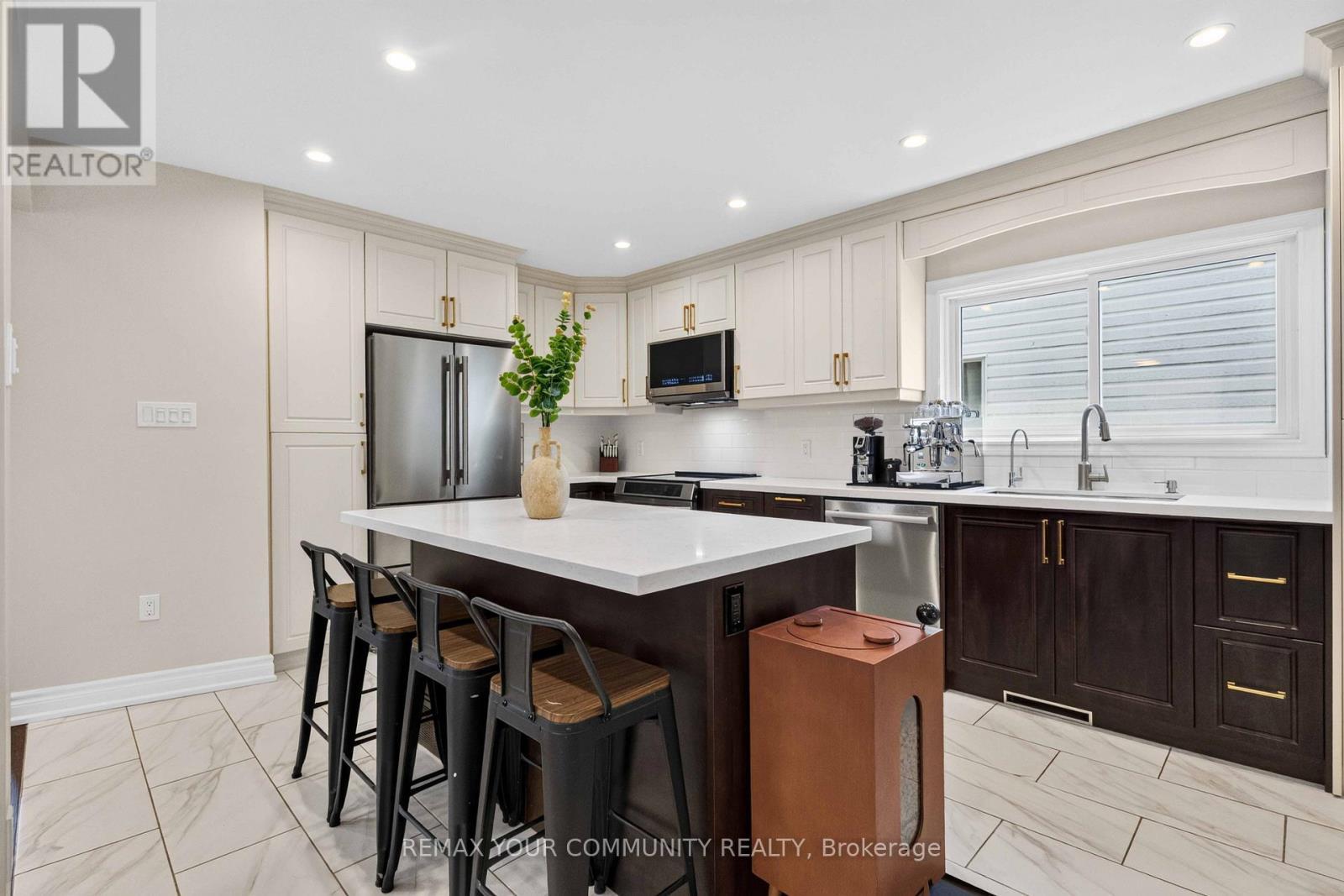 1038 Grandlea Court, Oshawa, ON - Indoor Photo Showing Kitchen With Upgraded Kitchen