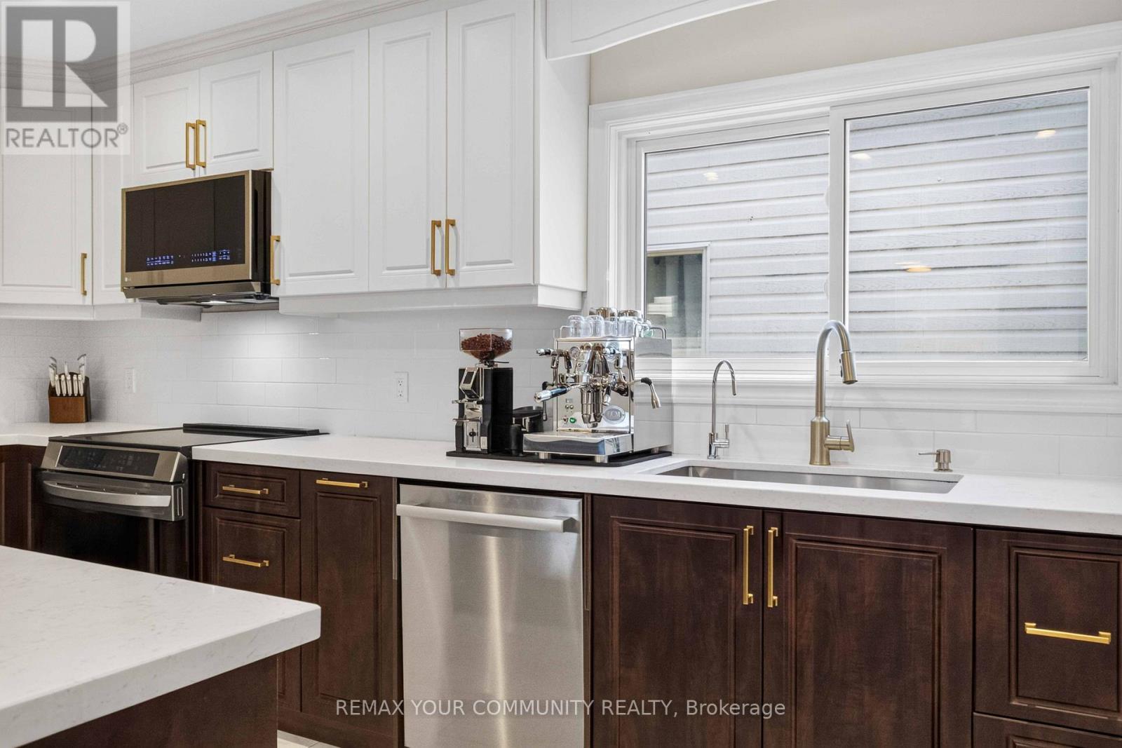 1038 Grandlea Court, Oshawa, ON - Indoor Photo Showing Kitchen With Upgraded Kitchen
