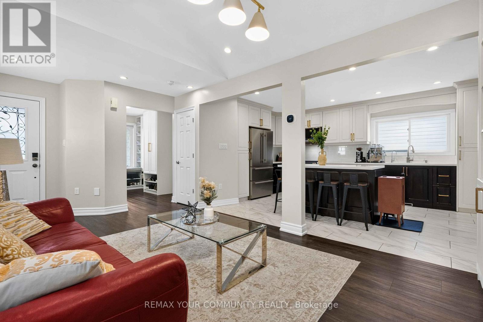 1038 Grandlea Court, Oshawa, ON - Indoor Photo Showing Living Room