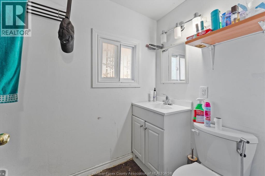 686 Church Street, Windsor, ON - Indoor Photo Showing Bathroom