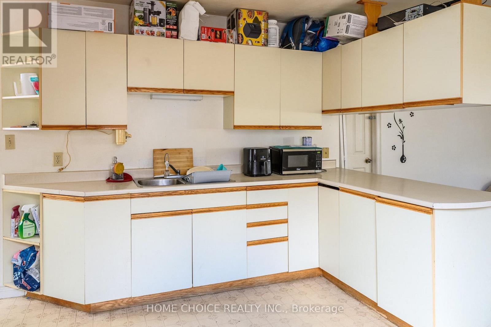 305 Maple Street N, Timmins, ON - Indoor Photo Showing Kitchen With Double Sink