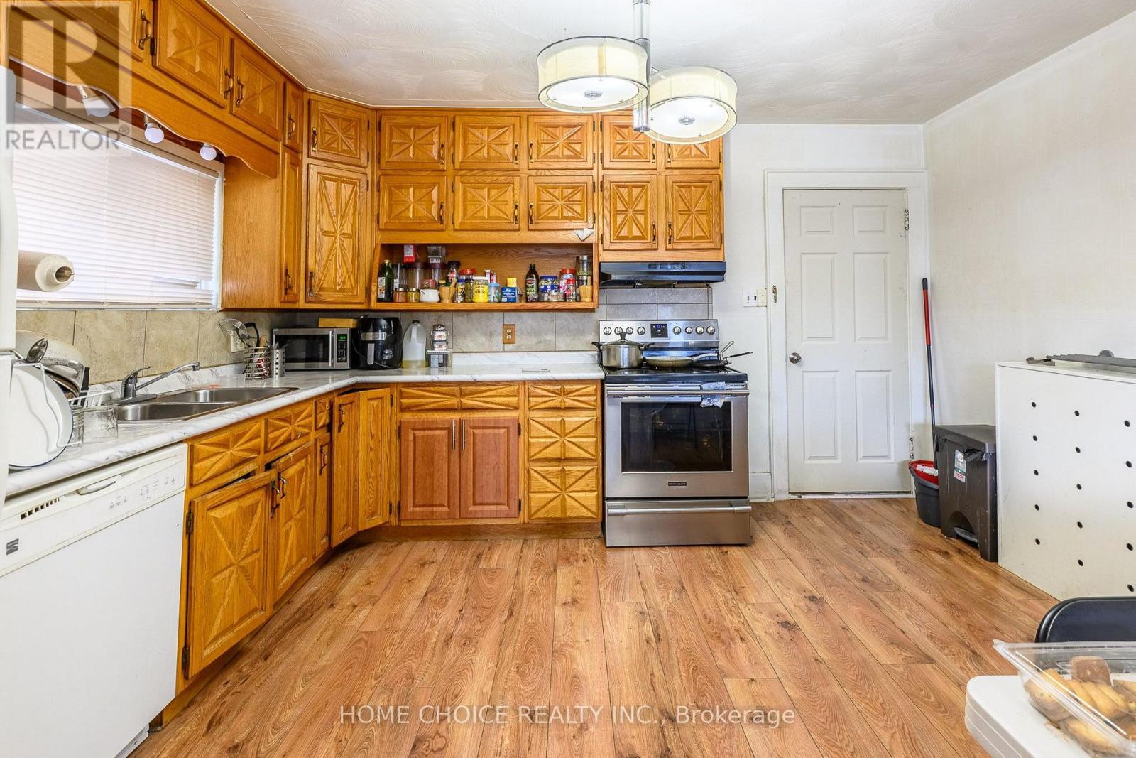 305 Maple Street N, Timmins, ON - Indoor Photo Showing Kitchen With Double Sink