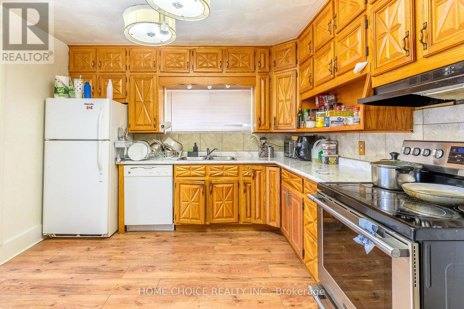 305 Maple Street N, Timmins, ON - Indoor Photo Showing Kitchen With Double Sink