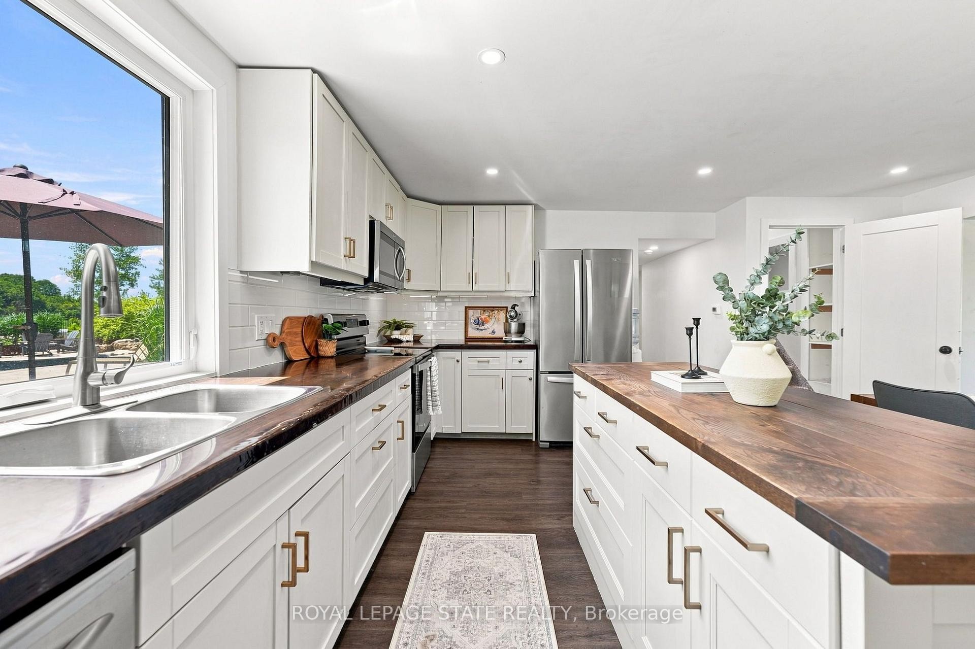 62 Thompson Road, Brantford, ON - Indoor Photo Showing Kitchen With Double Sink With Upgraded Kitchen