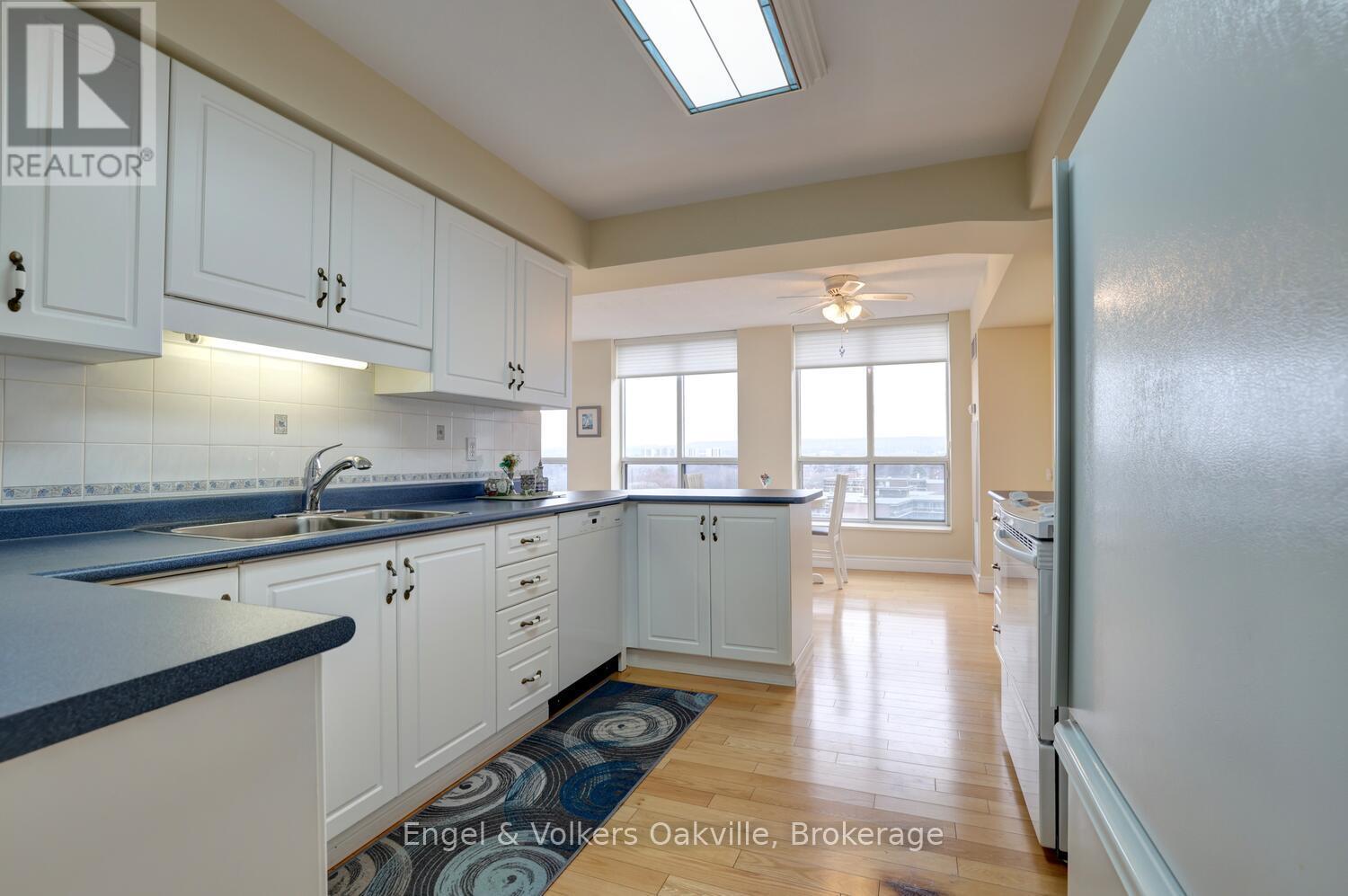 1402 - 442 Maple Avenue, Burlington (Brant), ON - Indoor Photo Showing Kitchen With Double Sink