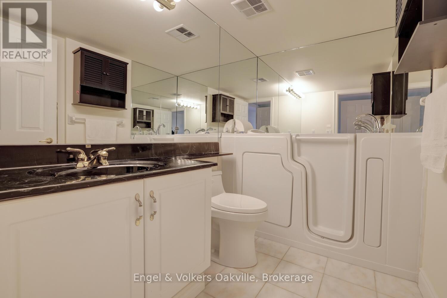 Walk-in Tub - Primary Ensuite - 1402 - 442 Maple Avenue, Burlington (Brant), ON - Indoor