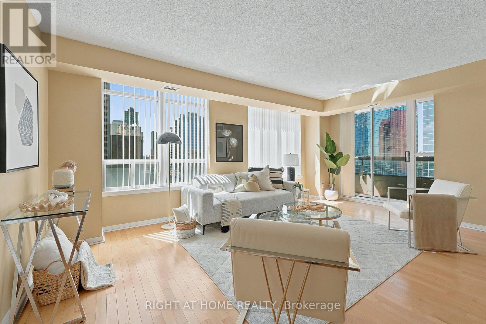 610 - 33 Empress Avenue, Toronto, ON - Indoor Photo Showing Living Room