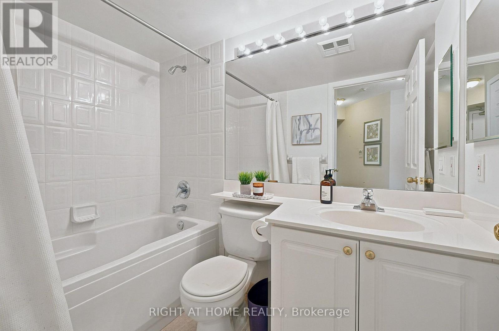 610 - 33 Empress Avenue, Toronto, ON - Indoor Photo Showing Bathroom