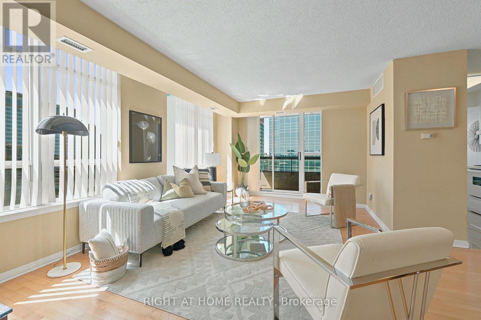 610 - 33 Empress Avenue, Toronto, ON - Indoor Photo Showing Living Room