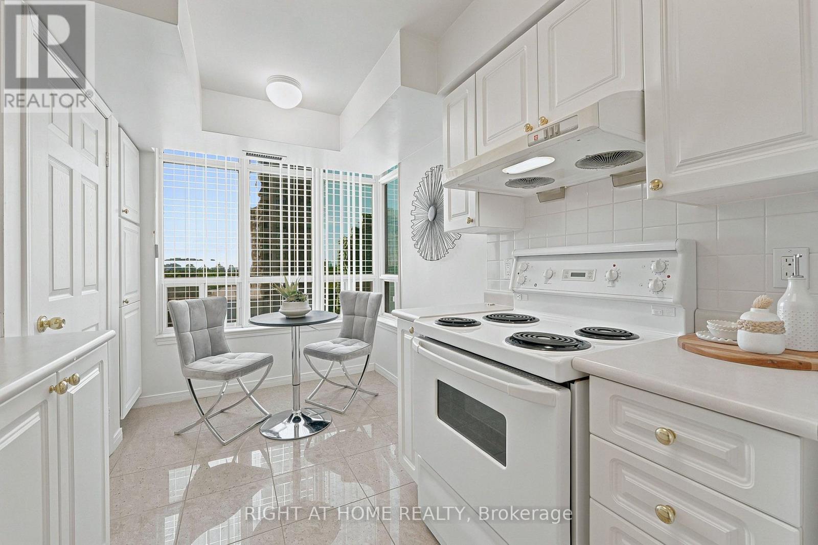 610 - 33 Empress Avenue, Toronto, ON - Indoor Photo Showing Kitchen