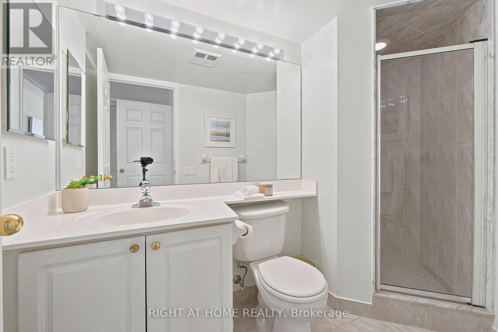610 - 33 Empress Avenue, Toronto, ON - Indoor Photo Showing Bathroom
