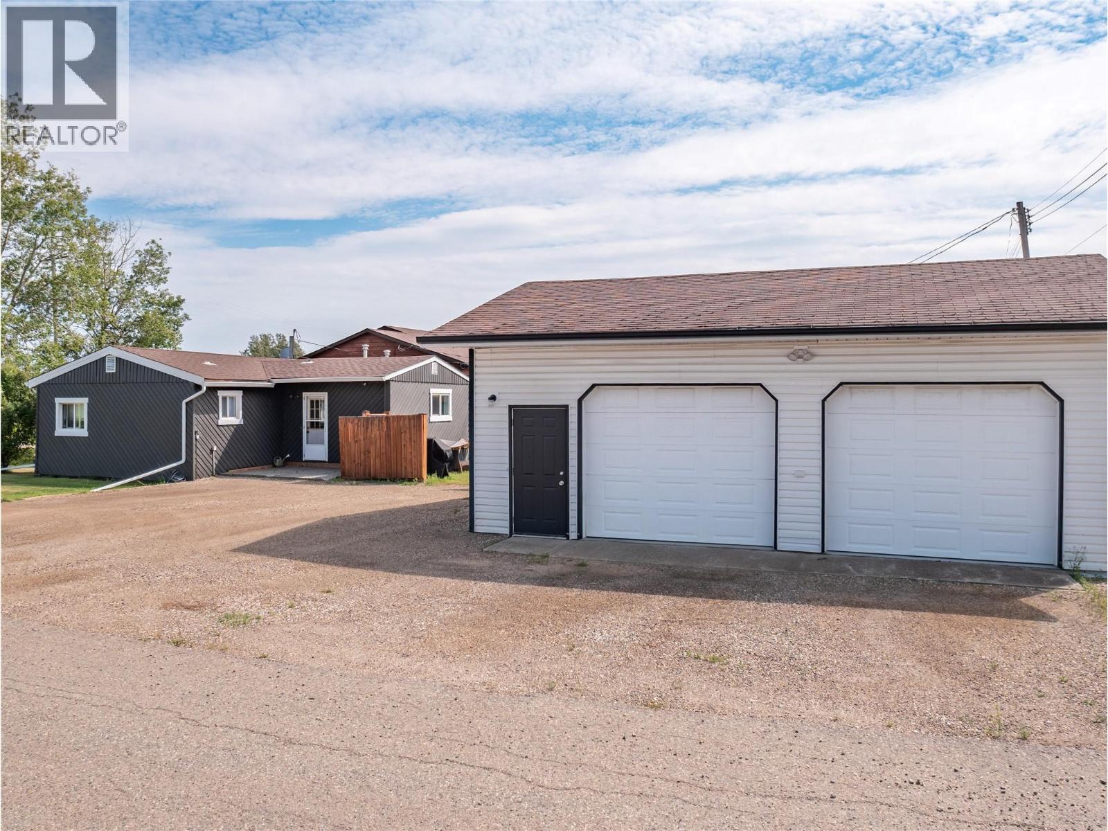 9901 2 Street, Dawson Creek, BC - Outdoor