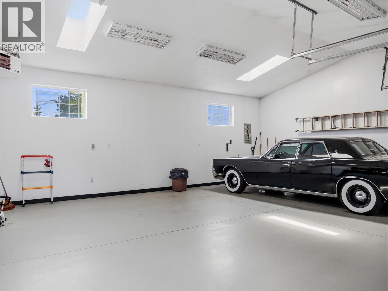 9901 2 Street, Dawson Creek, BC - Indoor Photo Showing Garage