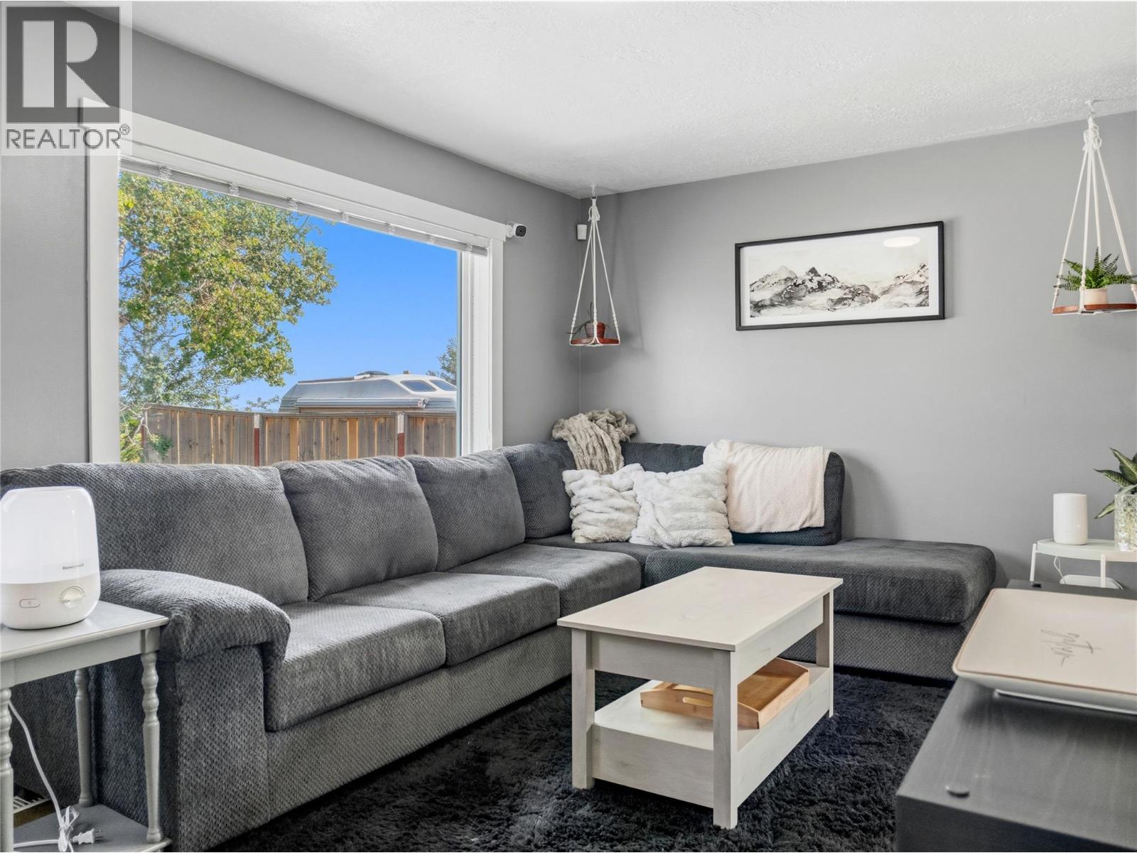 9901 2 Street, Dawson Creek, BC - Indoor Photo Showing Living Room