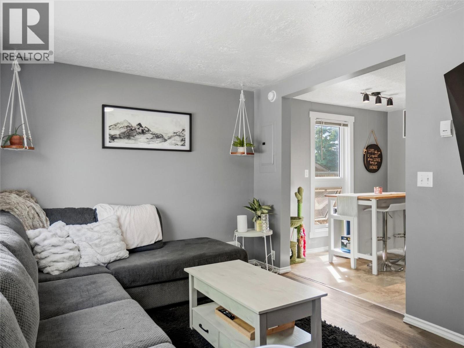 9901 2 Street, Dawson Creek, BC - Indoor Photo Showing Living Room