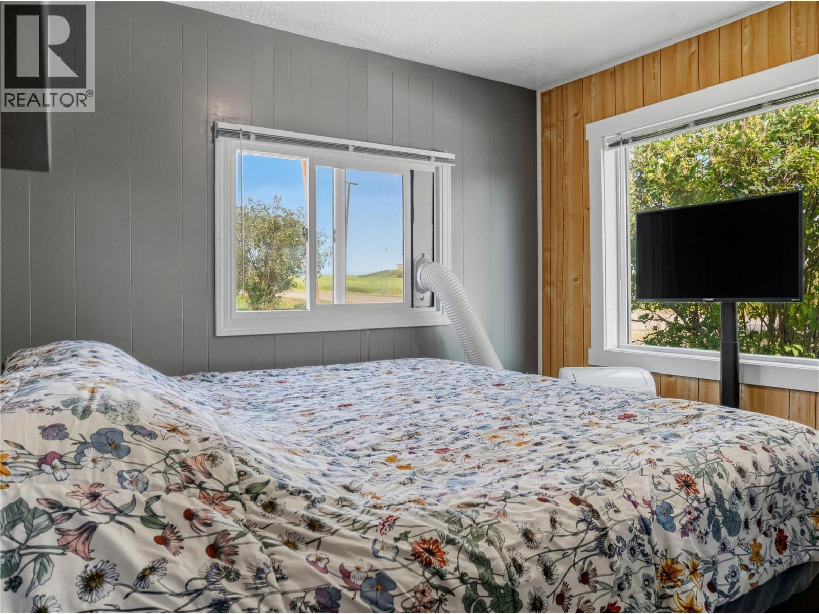 9901 2 Street, Dawson Creek, BC - Indoor Photo Showing Bedroom