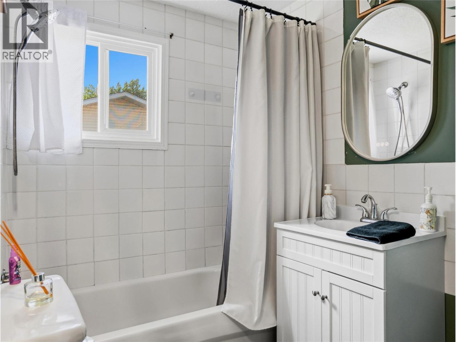 9901 2 Street, Dawson Creek, BC - Indoor Photo Showing Bathroom