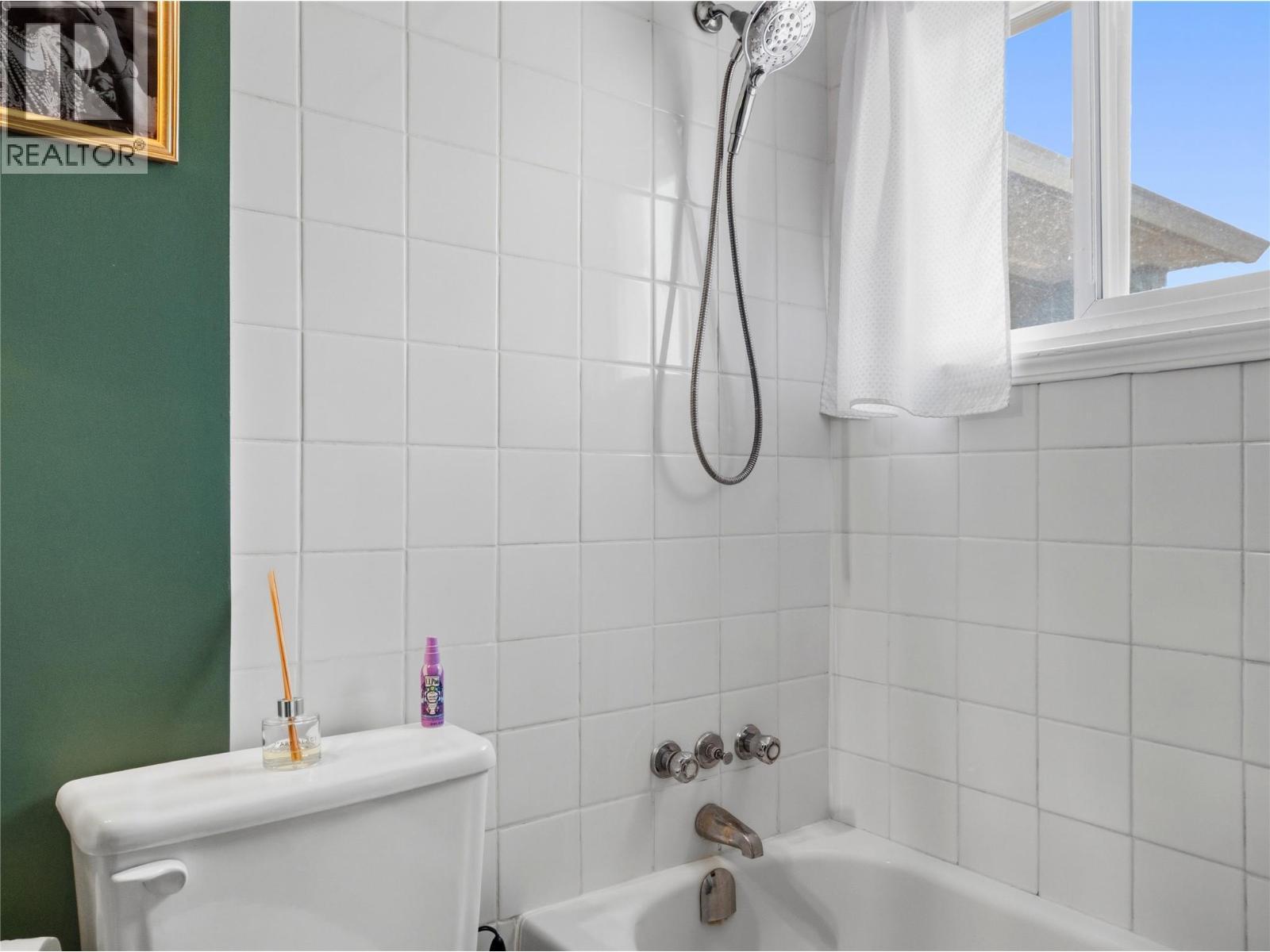 9901 2 Street, Dawson Creek, BC - Indoor Photo Showing Bathroom