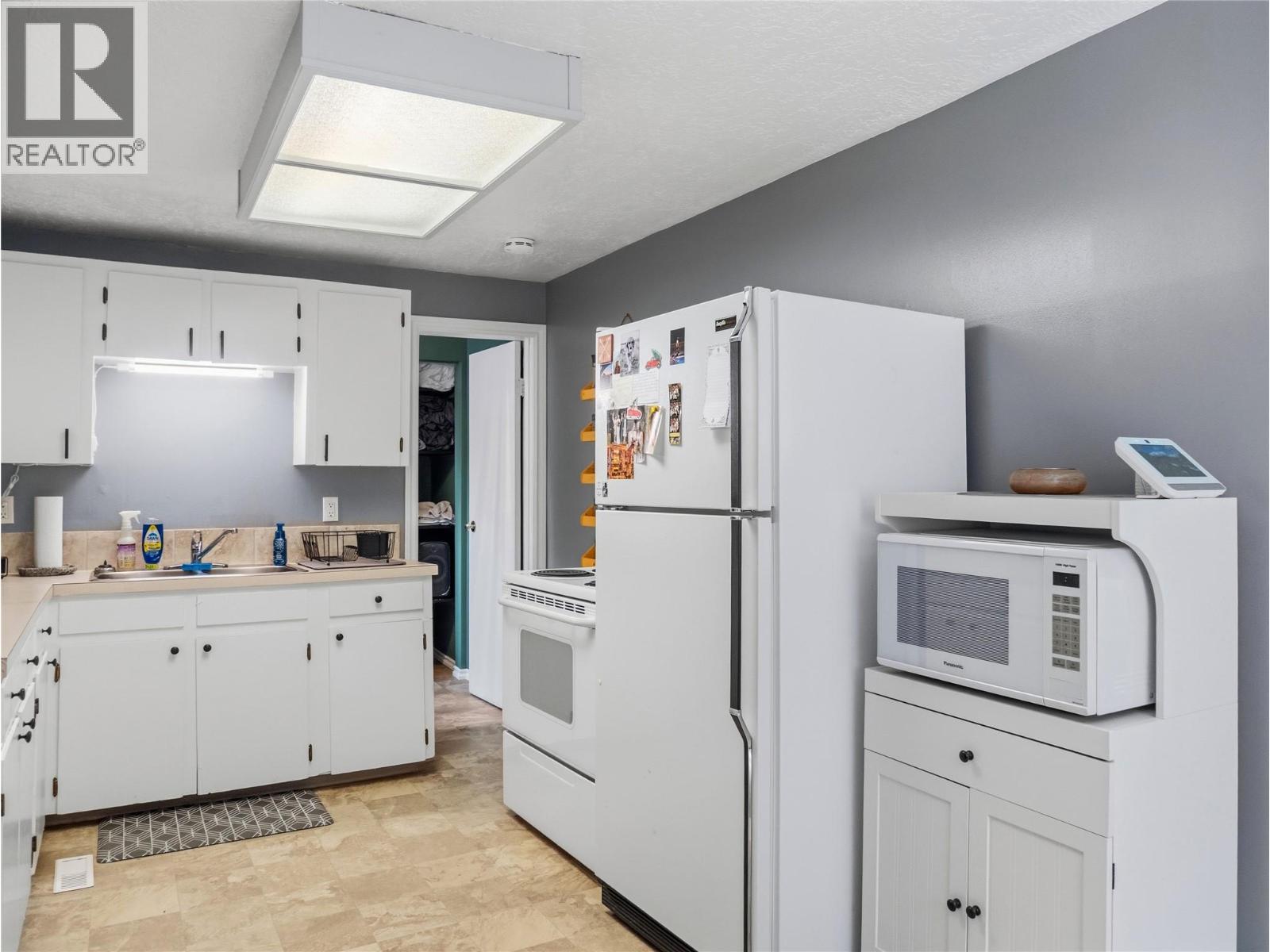9901 2 Street, Dawson Creek, BC - Indoor Photo Showing Kitchen