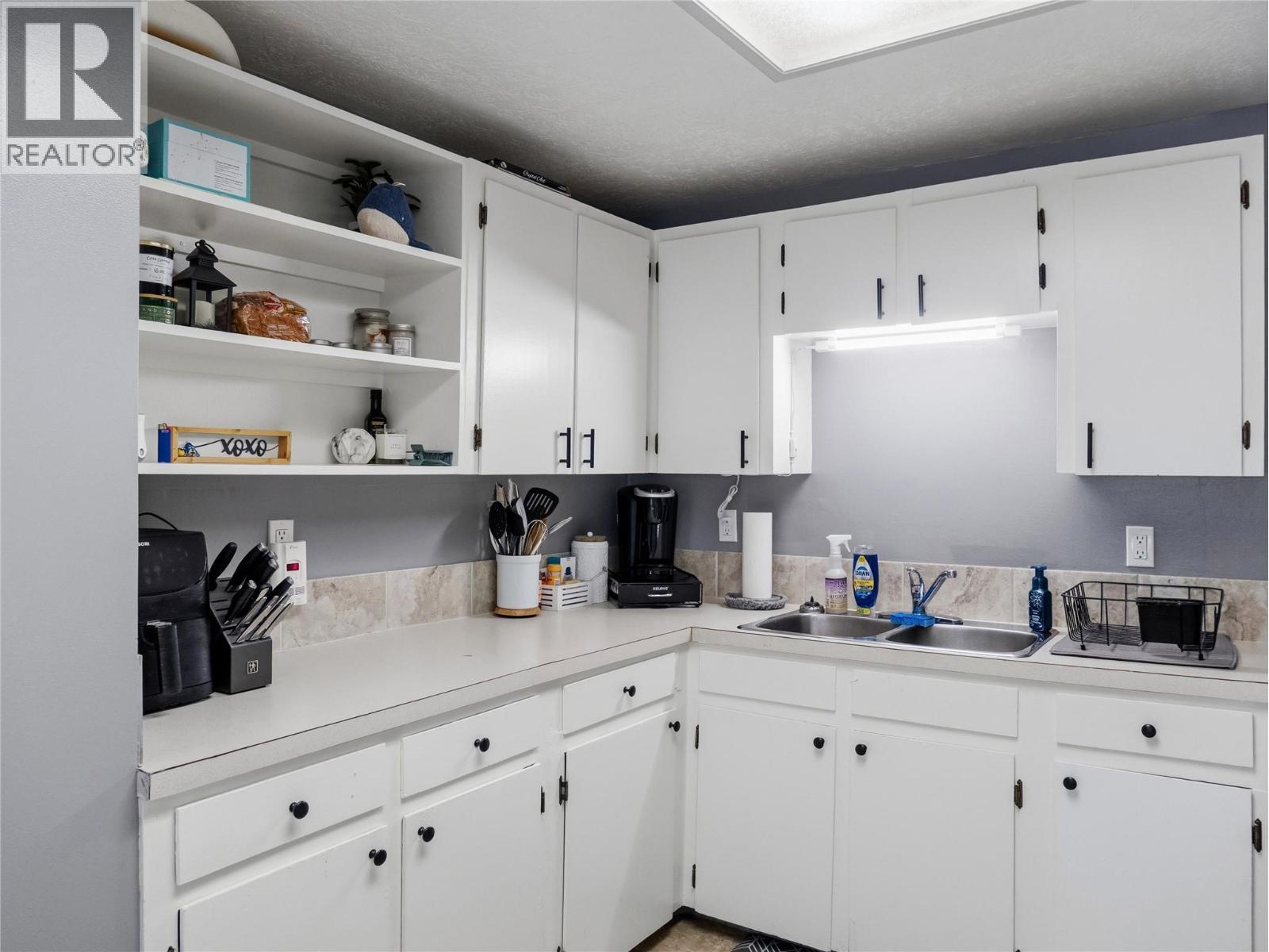 9901 2 Street, Dawson Creek, BC - Indoor Photo Showing Kitchen With Double Sink