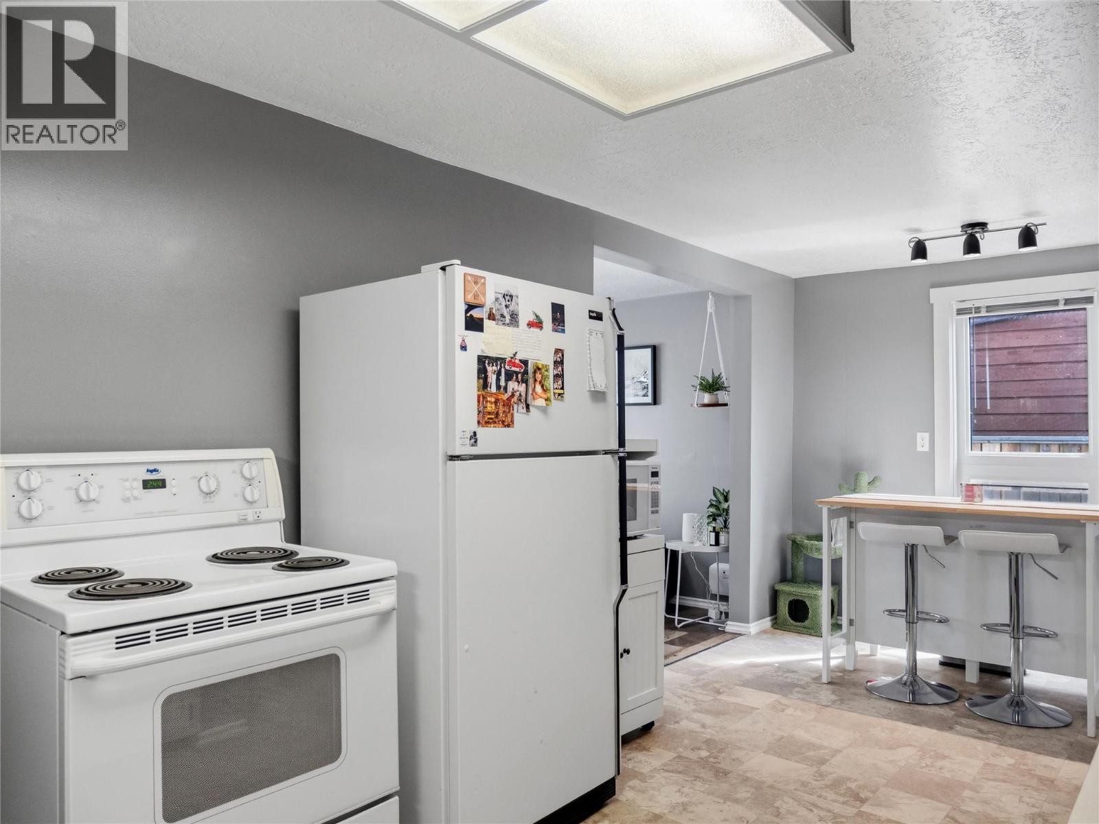 9901 2 Street, Dawson Creek, BC - Indoor Photo Showing Kitchen