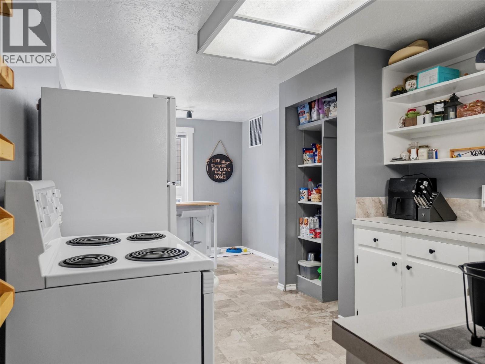 9901 2 Street, Dawson Creek, BC - Indoor Photo Showing Kitchen