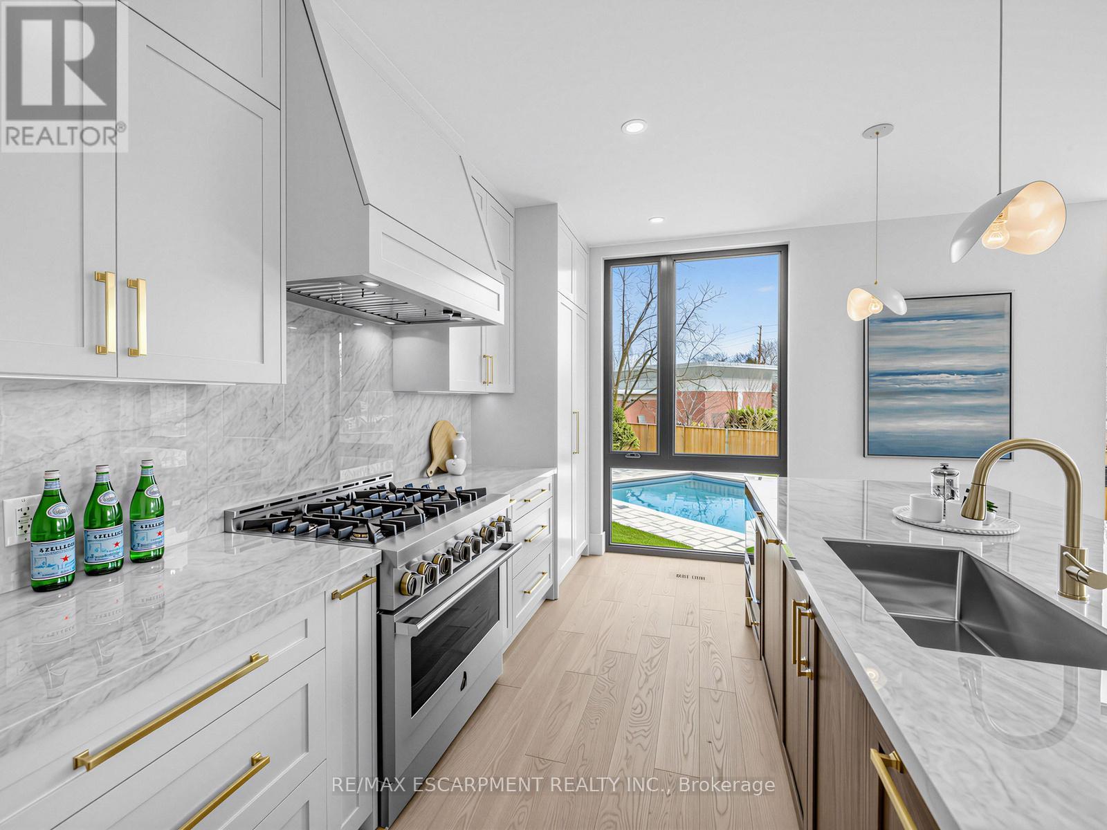 2488 Bridge Road, Oakville, ON - Indoor Photo Showing Kitchen With Upgraded Kitchen