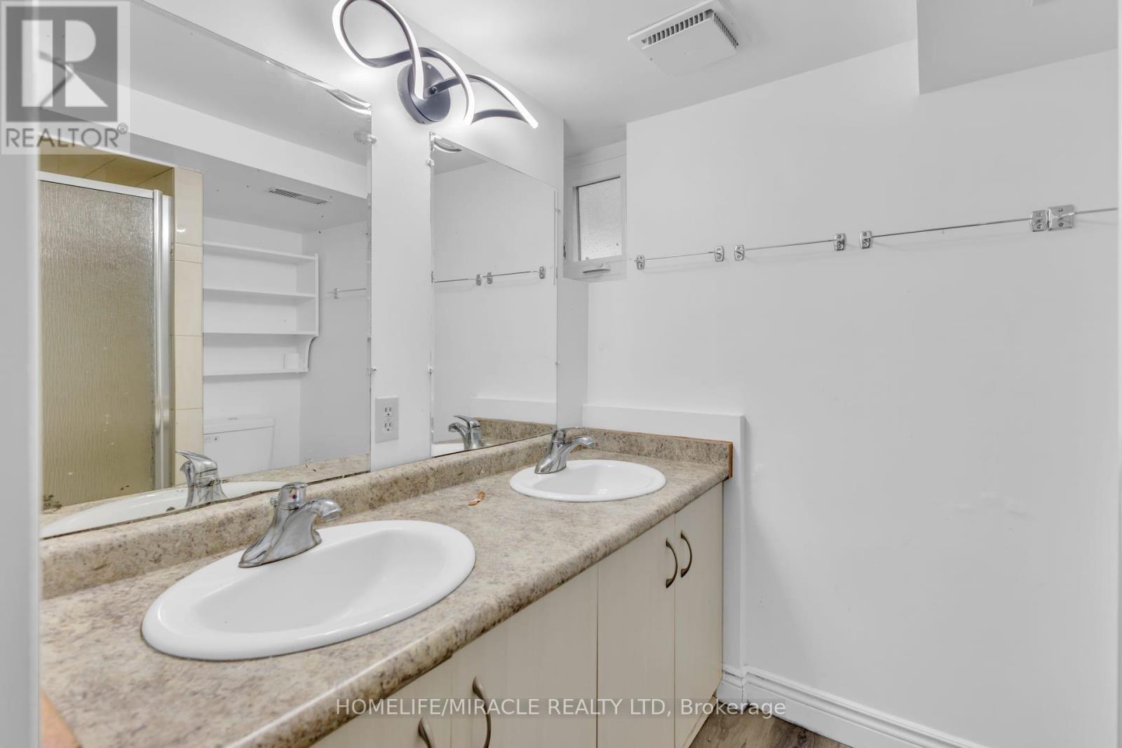 72 Massey Avenue, Kitchener, ON - Indoor Photo Showing Bathroom