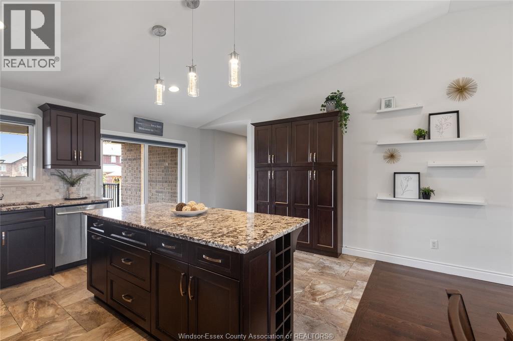 1467 Inverness, Windsor, ON - Indoor Photo Showing Kitchen With Upgraded Kitchen