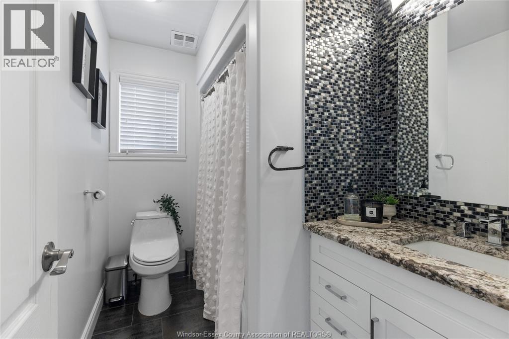 1467 Inverness, Windsor, ON - Indoor Photo Showing Bathroom