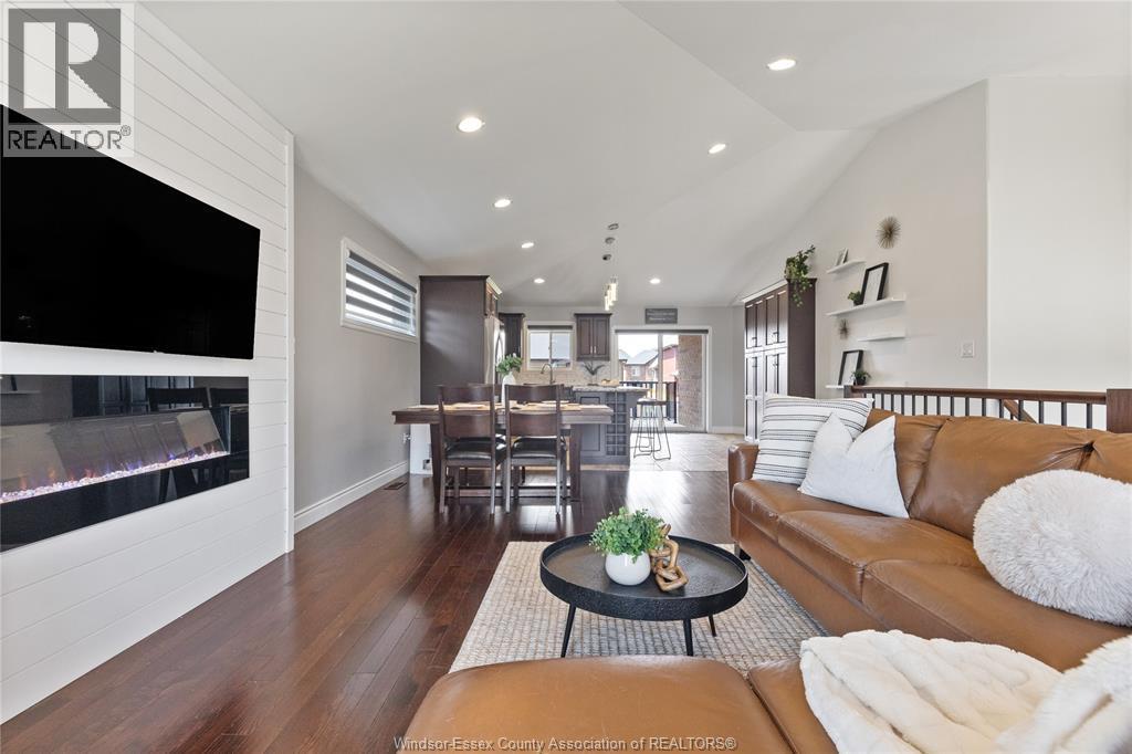 1467 Inverness, Windsor, ON - Indoor Photo Showing Living Room