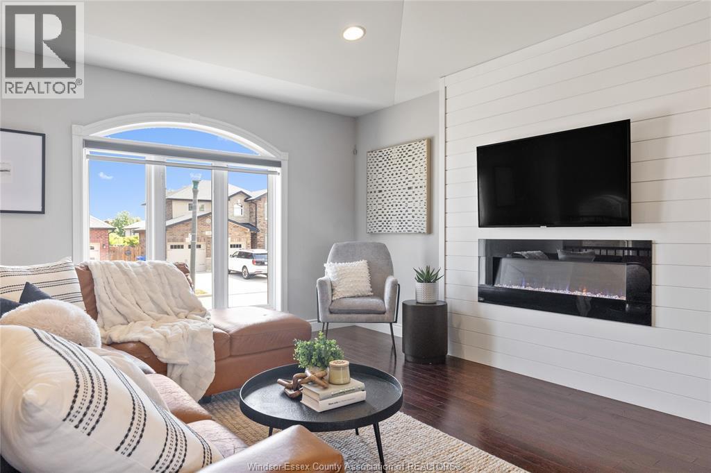 1467 Inverness, Windsor, ON - Indoor Photo Showing Living Room With Fireplace
