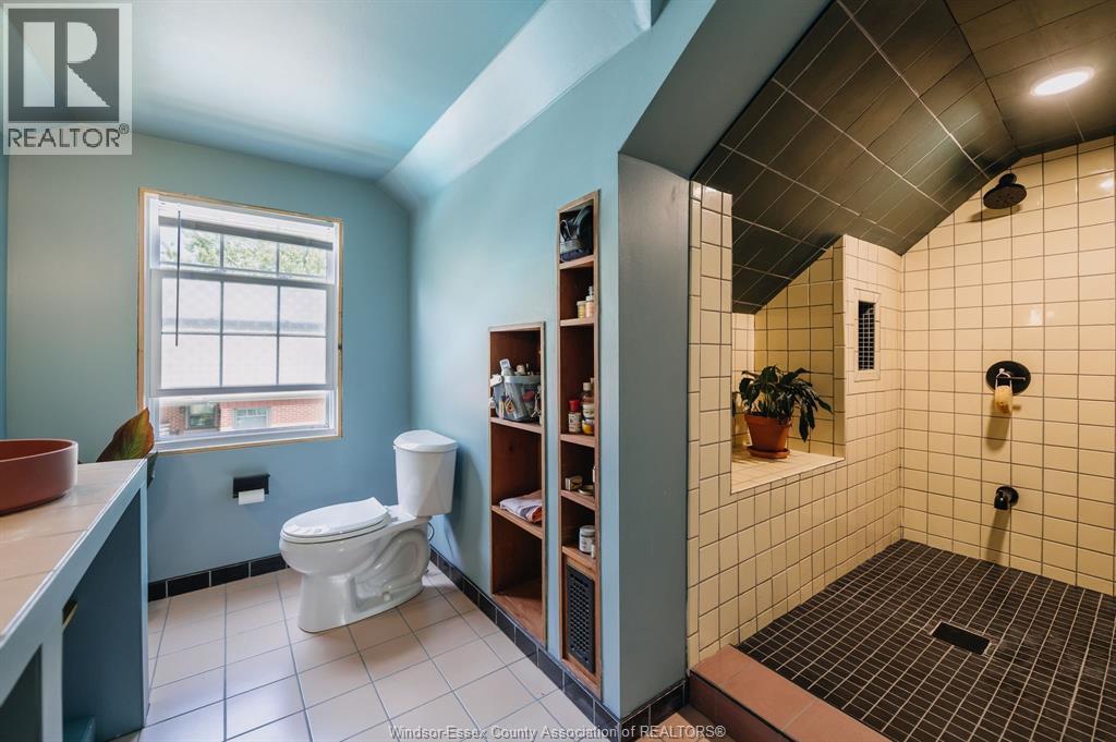 2515 Windermere, Windsor, ON - Indoor Photo Showing Bathroom