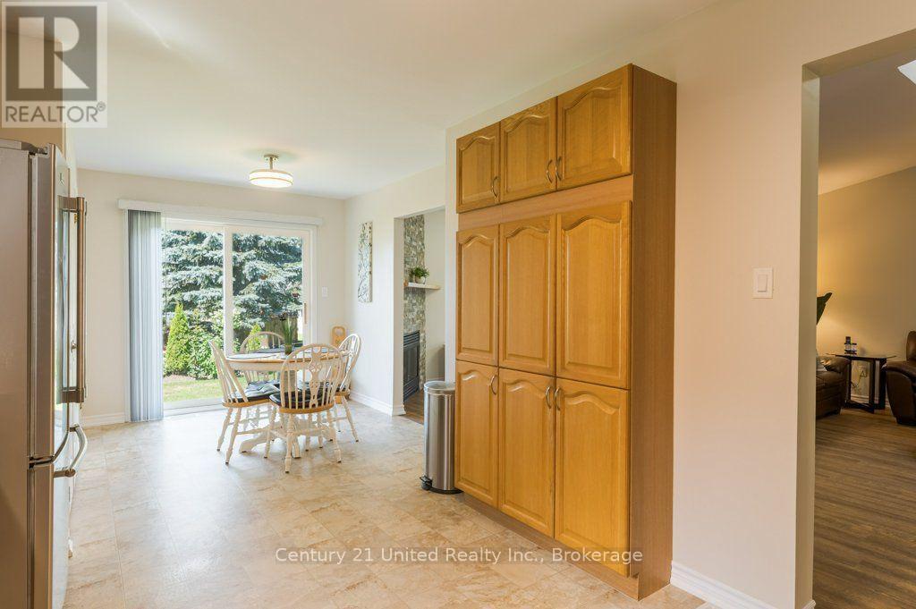 11 Algonquin Trail, Clarington (Bowmanville), ON - Indoor Photo Showing Dining Room