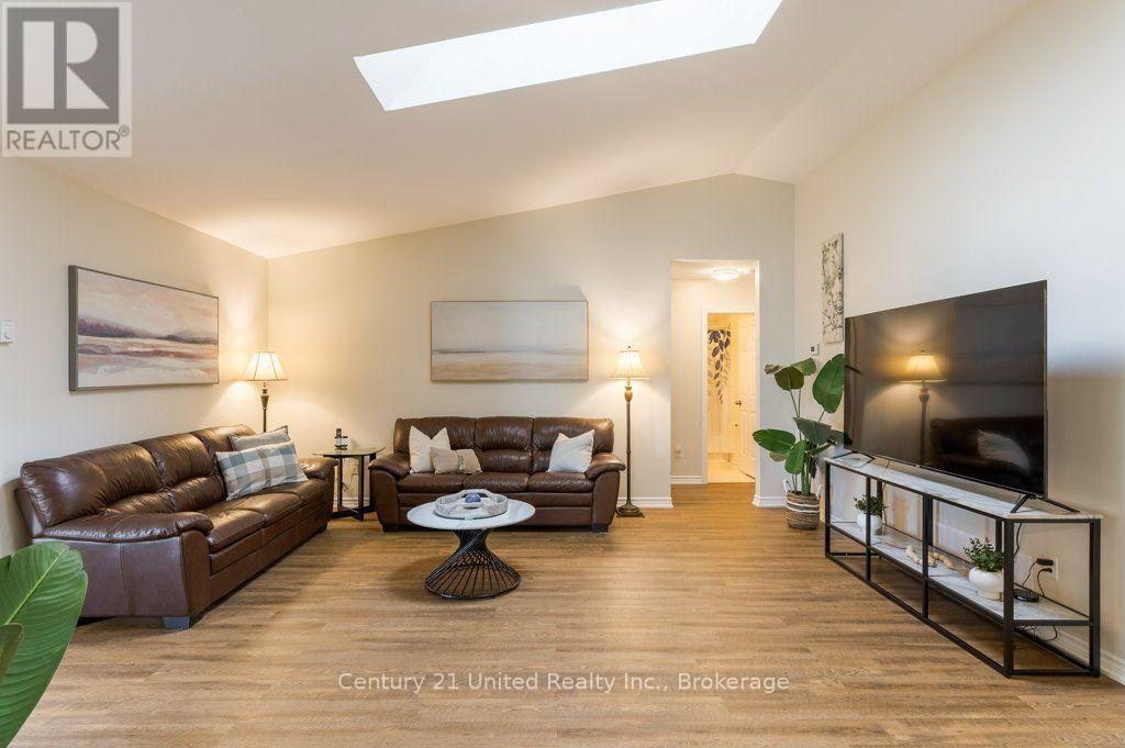 11 Algonquin Trail, Clarington (Bowmanville), ON - Indoor Photo Showing Living Room