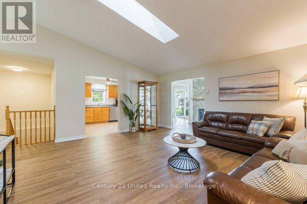 11 Algonquin Trail, Clarington (Bowmanville), ON - Indoor Photo Showing Living Room
