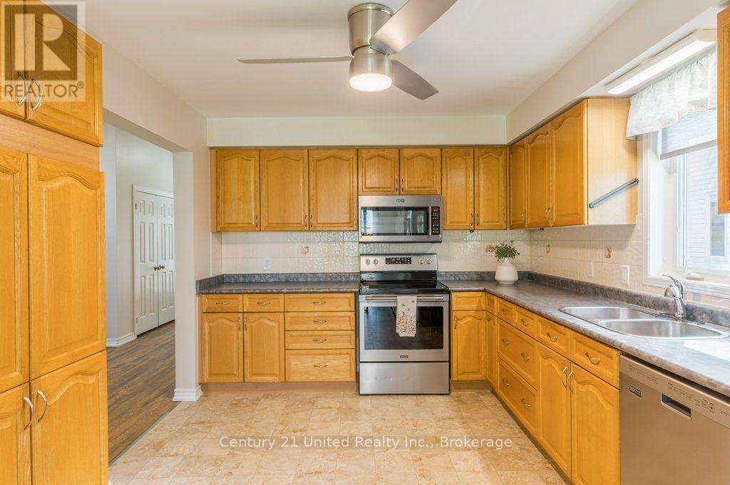 11 Algonquin Trail, Clarington (Bowmanville), ON - Indoor Photo Showing Kitchen With Double Sink