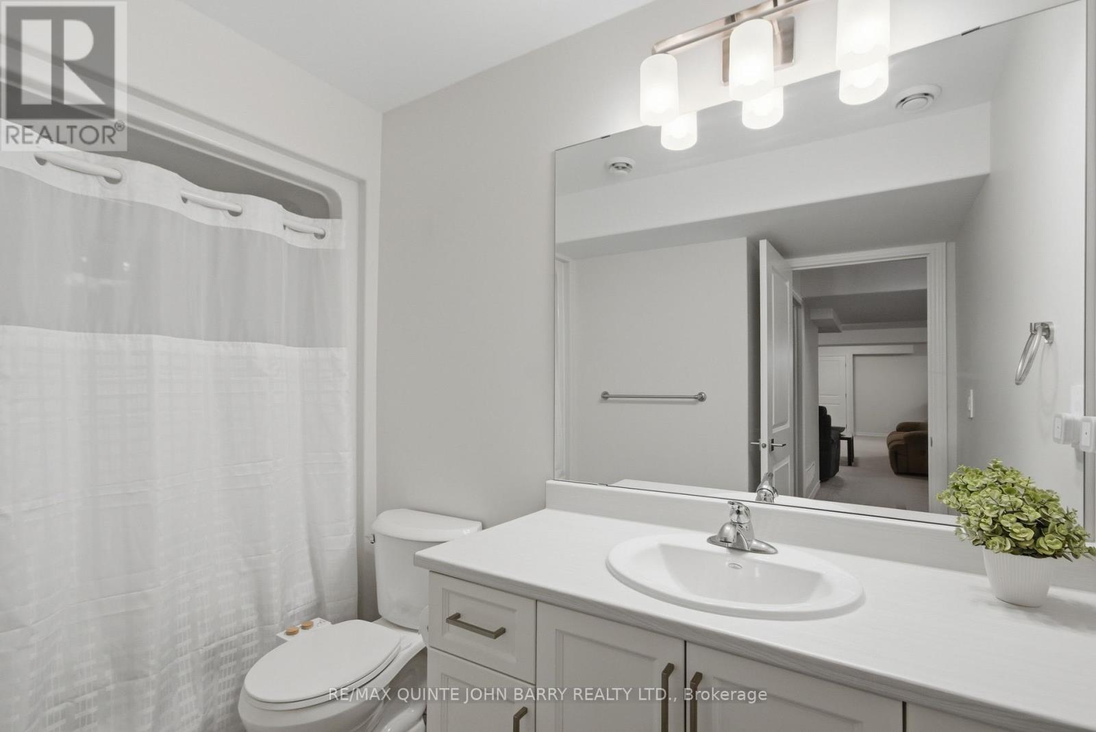 55 Athabaska Drive, Belleville (Thurlow Ward), ON - Indoor Photo Showing Bathroom