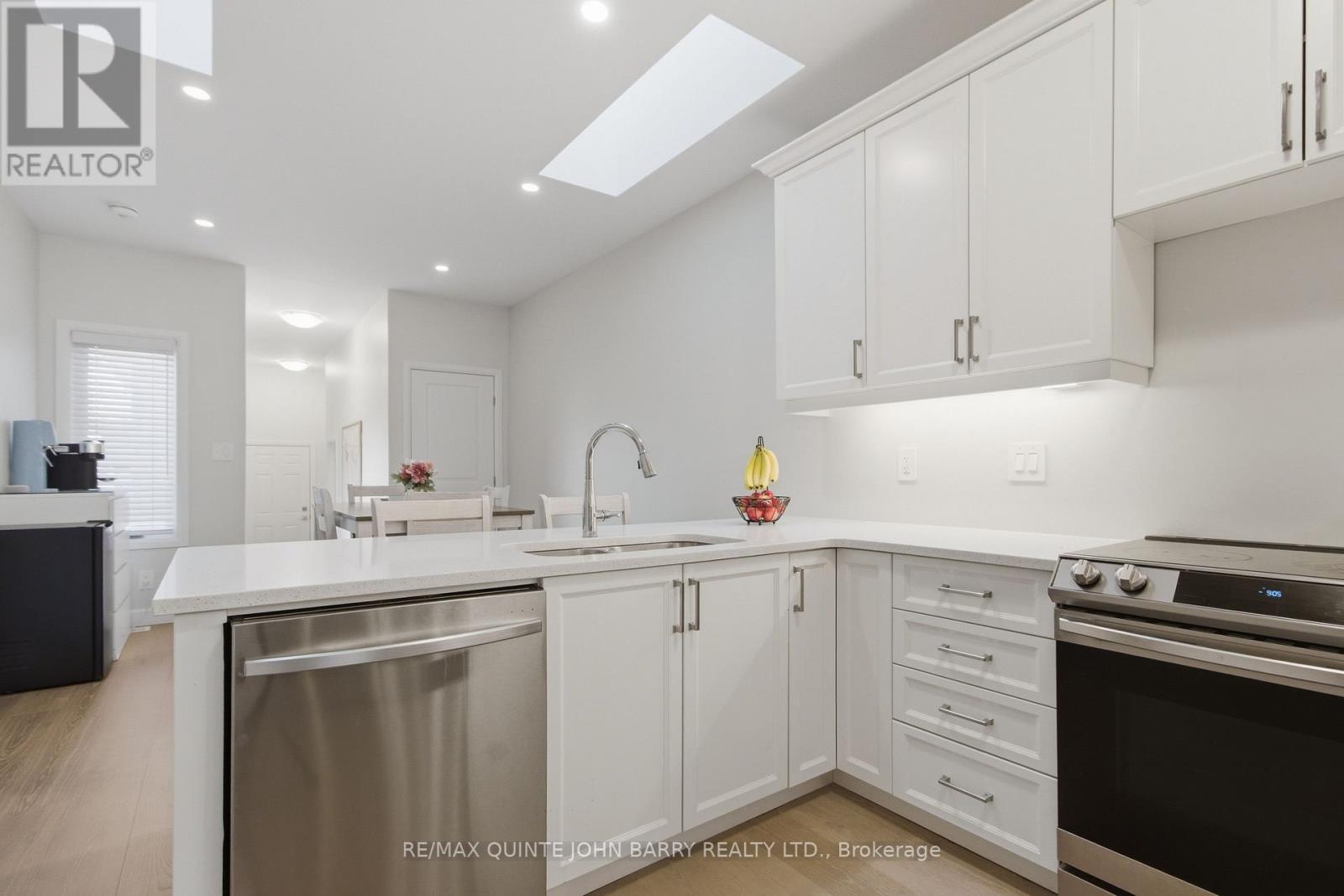 55 Athabaska Drive, Belleville (Thurlow Ward), ON - Indoor Photo Showing Kitchen With Upgraded Kitchen
