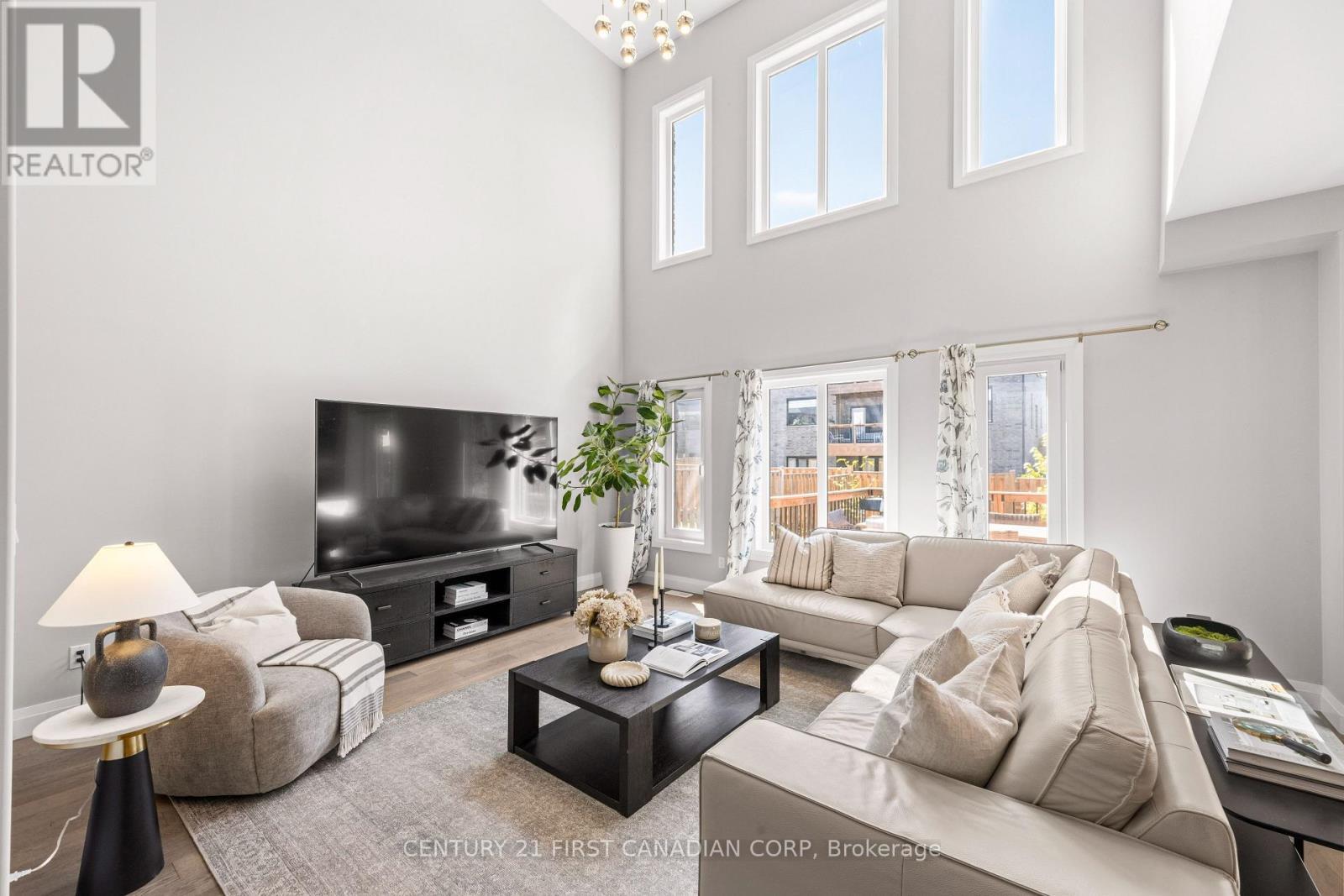 753 Superior Drive, London North (North B), ON - Indoor Photo Showing Living Room