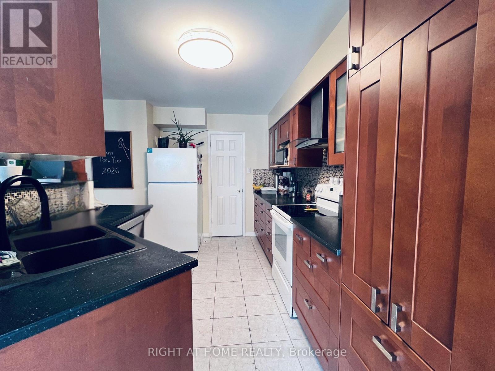 1741 Jobin Crescent, Ottawa, ON - Indoor Photo Showing Kitchen With Double Sink